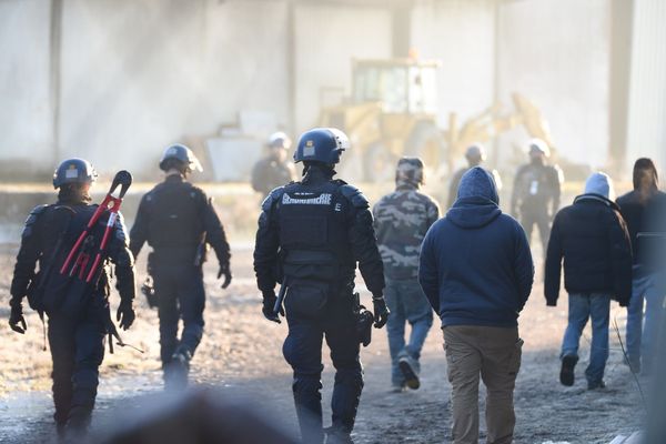 Le 2 janvier, fin de la rave party à Lieuron, à 40 km de Rennes et à laquelle près de 2500 personnes ont participé