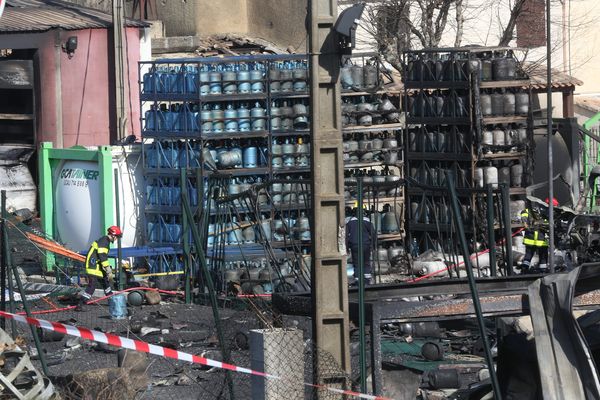 Plus de 3 000 bouteilles de gaz destinées à des particuliers ont brûlé.