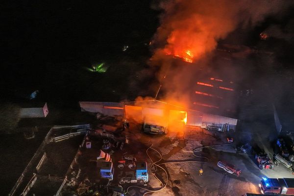 Le feu s'est déclaré dans un hangar agricole de 3 000 m², situé à La Flamengrie (Aisne).