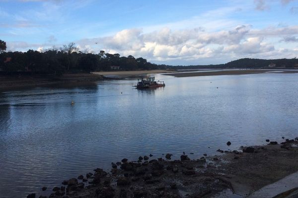 Le dragage du lac devrait débuter mercredi. Il a été retardé de deux jours à cause de problèmes d'acheminement du matériel.