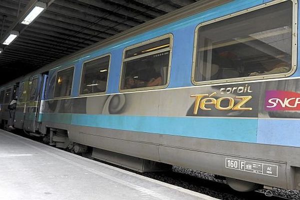 Montpellier - un train intercité en gare - archives