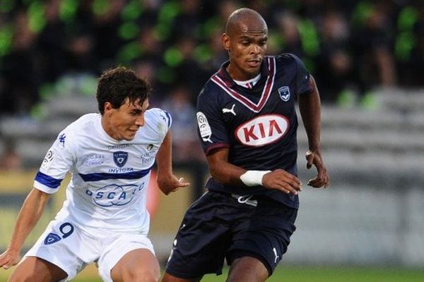 Carlos Henrique face à Gianni Bruno lors de la rencontre face à Bastia le 24 août au stade Chaban Delmas.

