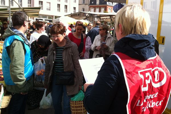  Le personnel de l'hôpital sur le marché de Cherbourg