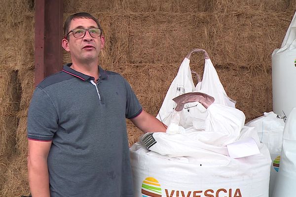 Un agriculteur inquiet face au coût de l'énergie et des matières premières.