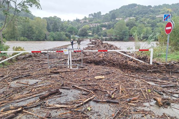 Le pont submersible d'Anduze (Gard) coupé à la circulation en raison de la montée des eaux du Gardon lors de l'épisode cévenol du 16 et 17 octobre 2024.