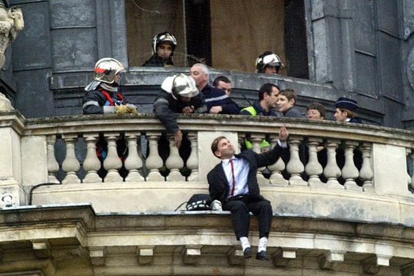 Sur cette photo, les pompiers tentent de raisonner Herve Couasnon, surnommé "le poète-escaladeur", qui avait réussi à approcher Jean-Pierre Raffarin lors d'un discours à l'Assemblée nationale le 03 Juillet 2002,