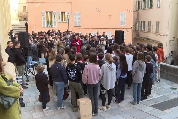 250 élèves se sont rassemblés sur le parvis de l'église Saint-Charles de Bastia pour un concert.