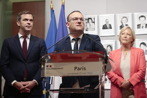 La passation de pouvoir a eu lieu au ministère des solidarités et de la santé. Après Olivier Véran, Damien Abad est le nouveau ministre des solidarités, de l'Autonomie et des personnes handicapées.