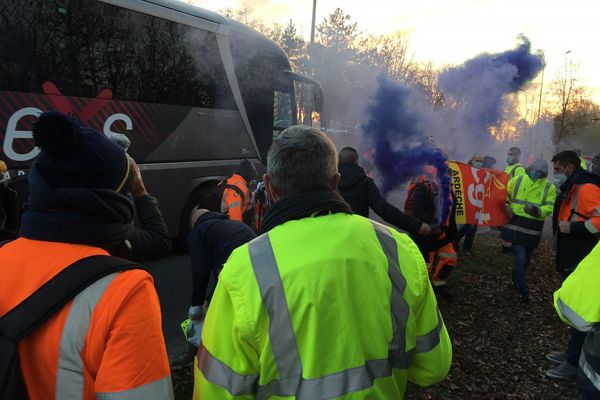 Des salariés de l'usine de Cruas, en Ardèche, ont manifesté ce jeudi 26 novembre devant le site d'Airvault dans les Deux-Sèvres.