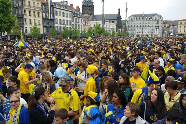 La place de Jaude, jaune de monde, un peu plus d'une heure avant le coup d'envoi ASM/RCT