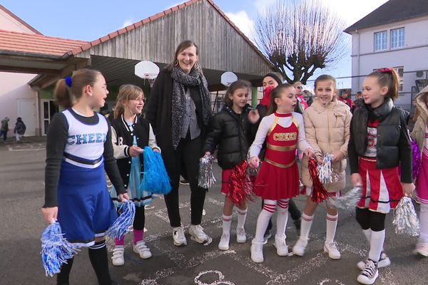 Amélie, directrice du Périscolaire à l'école de Saulx, va avoir l'honneur de porter la flamme quelque part dans le Doubs le 25 juin prochain.