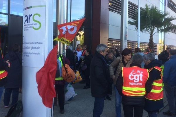 Une petite centaine de grévistes de la clinique de l'Ormeau de Tarbes, dans les Hautes-Pyrénées, au siège de l'ARS à Montpellier - 27 décembre 2016