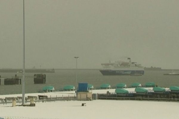 Ferry en rade dans le port de Cherbourg