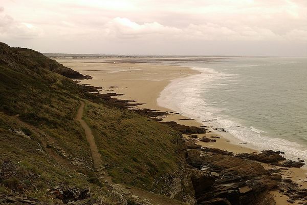 Dans la Manche, vers le cap de Carteret, le ciel restera encombré tout au long de la journée.