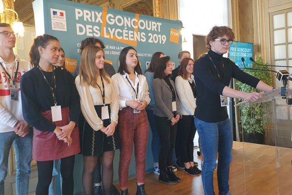 Le jury national du Goncourt des lycéens lors de la proclamation du nom du lauréat dans l'Hôtel de Ville de Rennes