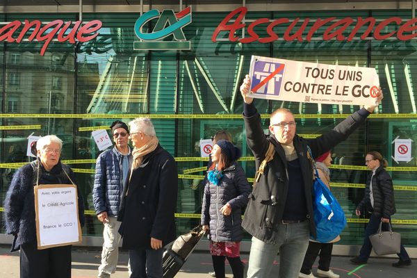 Le Crédit agricole de la place de l'Homme de Fer a été enrubanné et recouvert d'affiches anti-GCO.