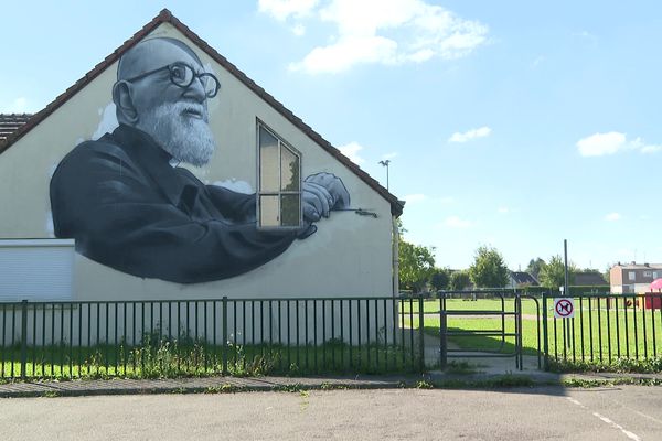 Fresque à l'effigie de l'Abbé Pierre dans le Quartier Prod’Homme à Dreux - (Eure-et-Loir) - 4 oct 2024