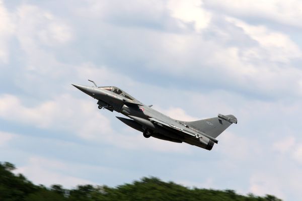 Un Rafale avait pris en chasse l'avion de tourisme après qu'il ait survolé la centrale nucléaire de Fessenheim (Haut-Rhin), conduisant à son atterrissage en urgence sur un aérodrome ardéchois.