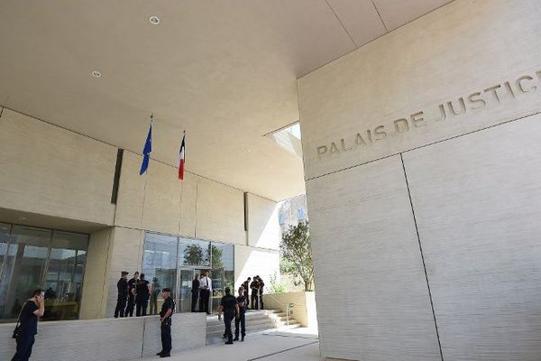 Illustration - l'entrée du palais de justice de Béziers