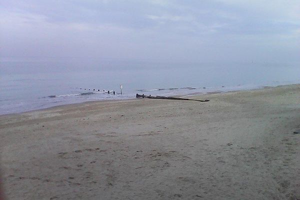 Sur la Côte Fleurie, ce vendredi, la plage de Cabourg restera dans la grisaille.