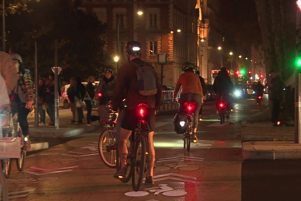 Dès que la nuit tombe, l'acuité visuelle est considérablement réduite, il est nécessaire, notamment pour les deux roues d'être visibles.