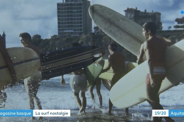 Des surfeurs plage de la côte des Basques dans les années 70