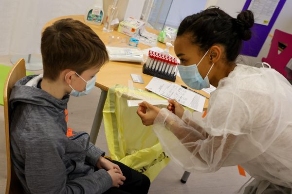 Un enfant fait un test PCR dans une école de Morvillars, Franche-Comté, le 5 janvier 2021