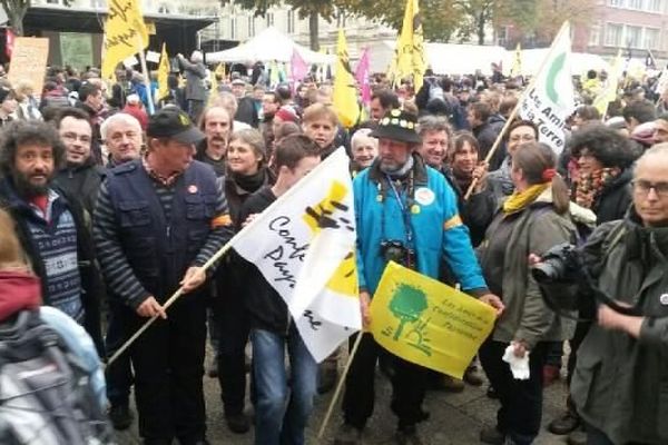 Une délégation de la confédération paysanne ( et amis), des Amis de la Terre, et d'Attac, en déplacement à Amiens, devant le tribunal, 28-10-2014