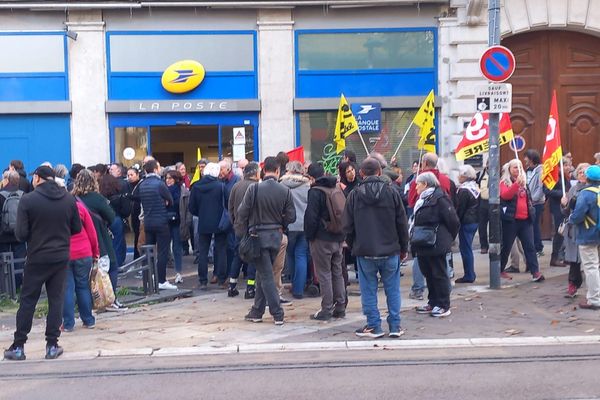 Une centaine de personnes se sont mobilisées contre la fermeture du bureau de poste Alsace-Lorraine.