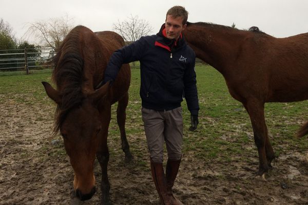 Simon Robichon est éleveur de chevaux de compétition et cavalier de haut niveau à Montmorillon dans la Vienne.