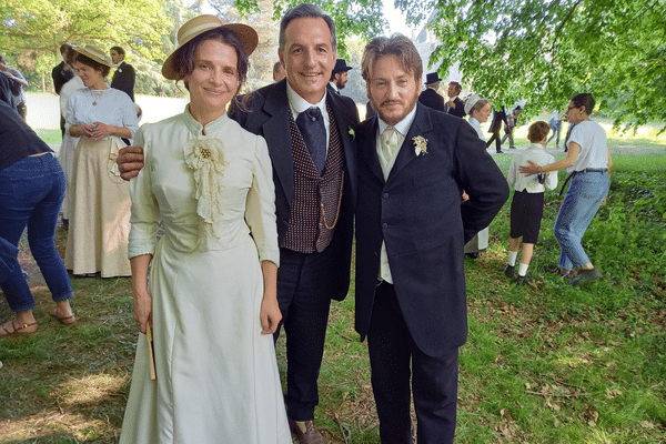 Édouard Pommier avec Benoît Magimel et Juliette Binoche sur le tournage de "La passion de Dodin Bouffant"