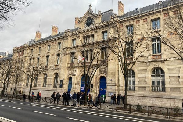 Des élèves devant le lycée Voltaire à Paris ce mardi 31 janvier.