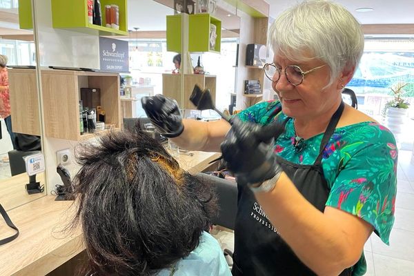 Christiane Parmentier, l'apprentie coiffeuse de 67 ans réalise enfin son rêve.