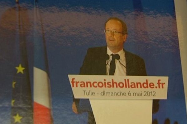 Couverture d'un livre sur François Hollande.