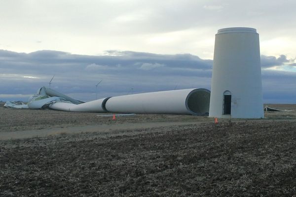 L'engin de 90 mètres de haut et de 50 tonnes s'est fracassé au sol.