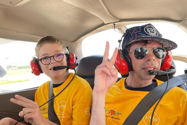 Jules Marlier ( à gauche), 15 ans et Geoffrey Izern (à droite) 29 ans s'envolent pour un baptême de l'air vers Sète.