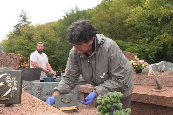 Ce vendredi 18 octobre au matin, une quarantaine de personnes sont à pied d'œuvre pour remettre en état le cimetière dévasté la veille par une crue exceptionnelle du ruisseau qui traverse la commune.