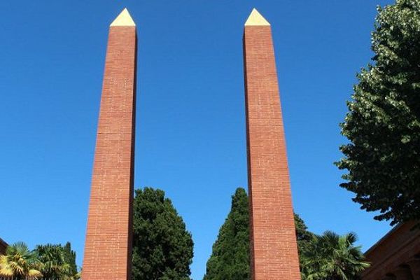 Le cimetière de Terre-Cabade est l'oeuvre de l'urbaniste toulousain Urbain Vitry, y compris l'entrée à la mode égyptienne. 