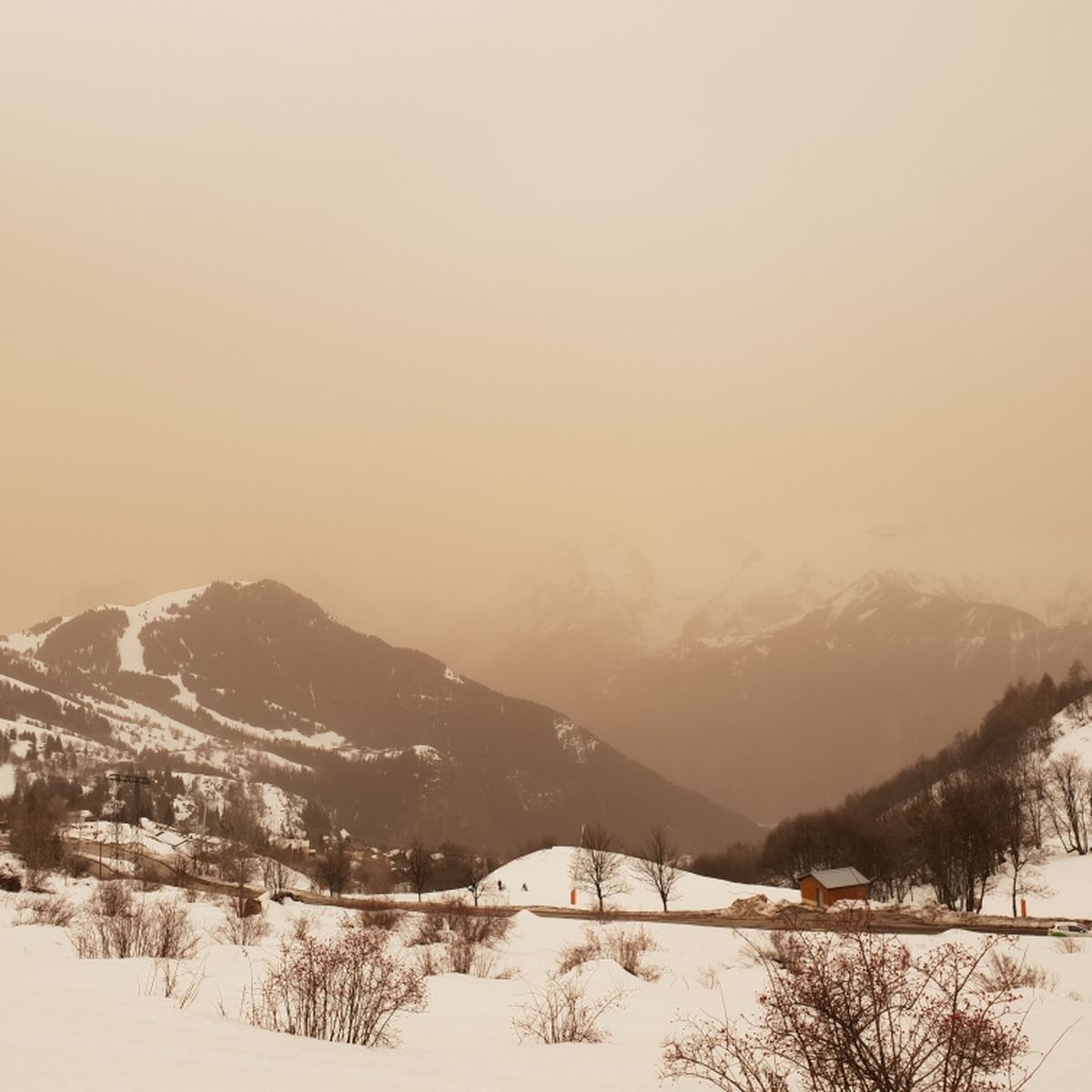 Photos Du Sable Du Sahara Rend Le Ciel Jaune Orange En Auvergne Rhone Alpes