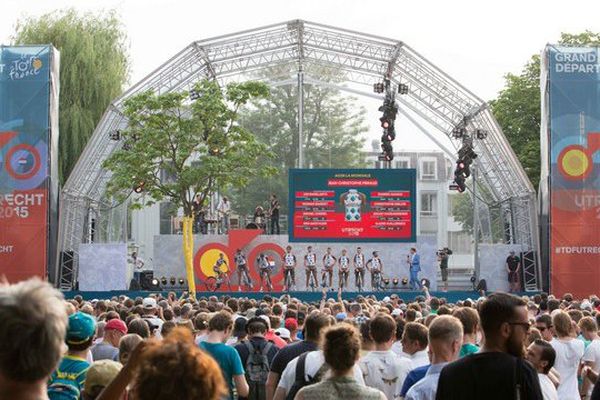 Soirée de présentation des équipes du tour de France sur le podium à Utrecht (Pays-Bas) le 2 juillet 2015