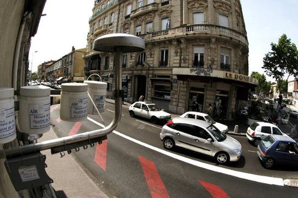 Matériel de mesure de la qualité de l'air dans les rues de Montpellier, Hérault. Archives 2006.