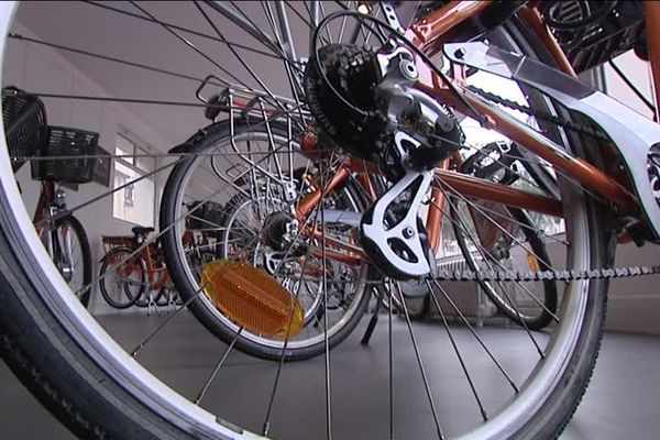 Pour les trajets personnels ou professionnels, de plus en plus de personnes choisissent le deux roues comme moyen de déplacement. A Limoges, le V'Lim, le vélo mis à disposition par Limoges Métropole, rencontre un succès inespéré. 