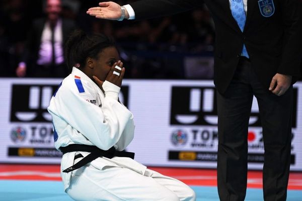 Madeleine Malonga obtient son premier titre mondial de judo dans sa catégorie des -78 kg.