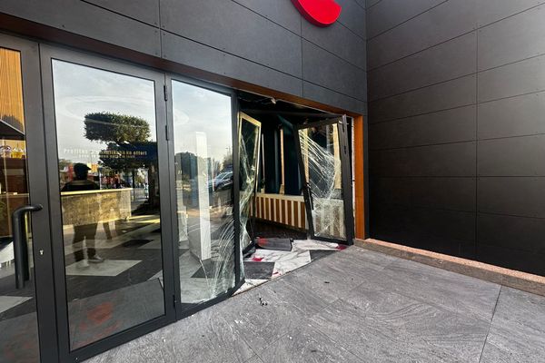 La voiture-bélier a enfoncé la porte de ce restaurant.