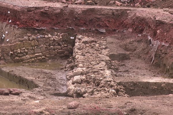 Les vestiges d'un ancien muret au pied de la Citadelle d'Arras