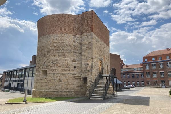 La tour Saint-Ignace est secrètement préservée dans l'enceinte du lycée Blaringhem.