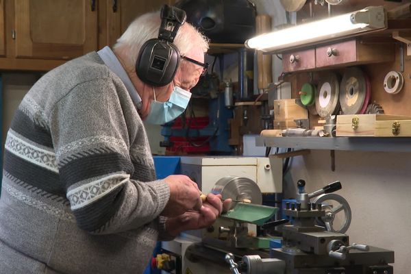 Dans son atelier consacré au bois, René Maire dispose de tous les outils nécessaires pour élaborer une multitude d'objets