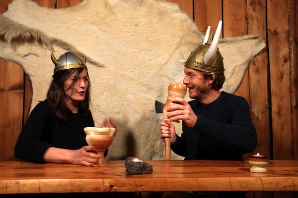 Laurie fait découvrir les coutumes islandaises à Arnaud dans un pub de Reykjavík.