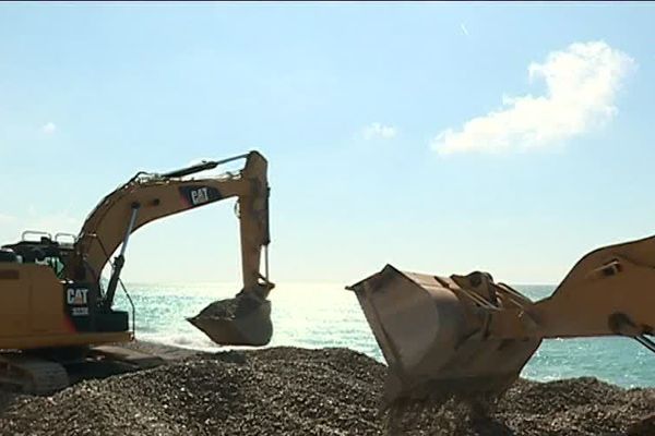 Les pelleteuses engraissent les plages de galets de Nice