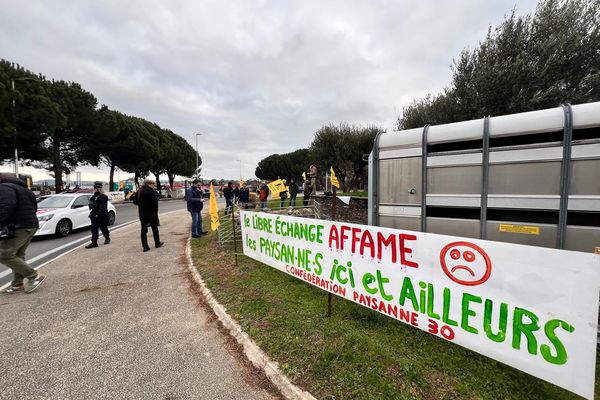 La Confédération paysanne dénonce la signature de l'accord de libre-échange du Mercosur par l'Union européenne, mais aussi la fermeture qui semble quasiment certaine de l'abattoir d'Alès.